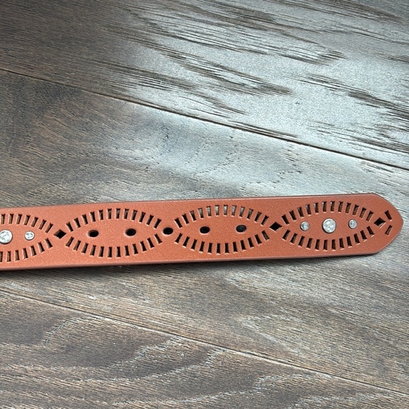 Catchfly Genuine Leather,hammered stud,laser cutout,removable pewter tone buckle - Picture 9 of 11